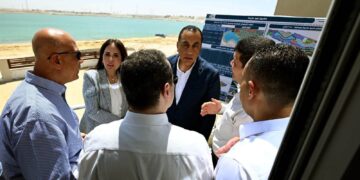 في مستهل جولته بالعلمين الجديدة.. رئيس الوزراء يتفقد مشروع M8 by the Lake ومحطة تجديد المياه