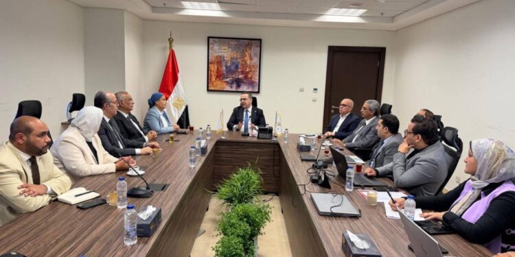 الأمانة الفنية لـ”القومي لتنظيم الإعلانات” تدرس حوافز استخدام الطاقة المتجددة.. وتستعرض جهود تحديث المخططات الإعلانية
