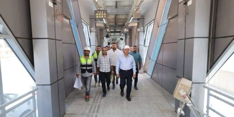 وزير النقل يتابع جاهزية المرحلة الثانية من مشروع الأتوبيس الترددي.. ومحطات جديدة تدخل الخدمة