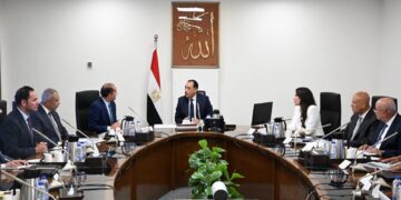 رئيس الوزراء يُتابع ملف تشغيل وصيانة محطات معالجة الصرف الصحي