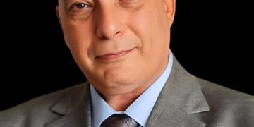 بعد سحب أرض المشروع من المطور.. هل تضيع أموال المشترين؟.. المستشار القانونى هيثم السايس يجيب