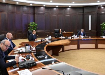 رئيس الوزراء يناقش الضوابط والمحددات المقترحة لموسم الحج المقبل.. تعرف عليها