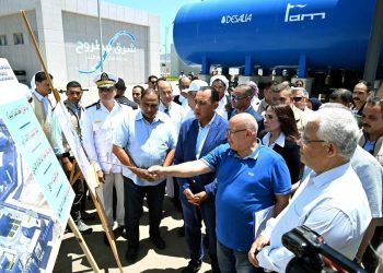 خلال جولته بمحافظة مطروح.. رئيس الوزراء يتفقد مجمع محطات تحلية مياه البحر بالرميلة بطاقة 125 ألف متر مكعب يوميًا