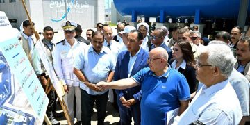 خلال جولته بمحافظة مطروح.. رئيس الوزراء يتفقد مجمع محطات تحلية مياه البحر بالرميلة بطاقة 125 ألف متر مكعب يوميًا