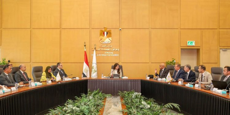 وزيرة الإسكان تلتقي مسئولي «مواصلات مدن مصر» لبحث تطوير منظومة النقل الجماعي بالمدن الجديدة