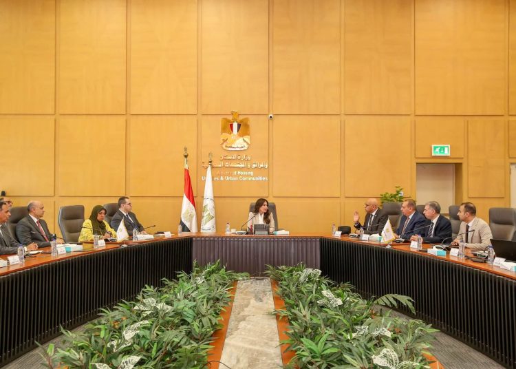 وزيرة الإسكان تلتقي مسئولي «مواصلات مدن مصر» لبحث تطوير منظومة النقل الجماعي بالمدن الجديدة