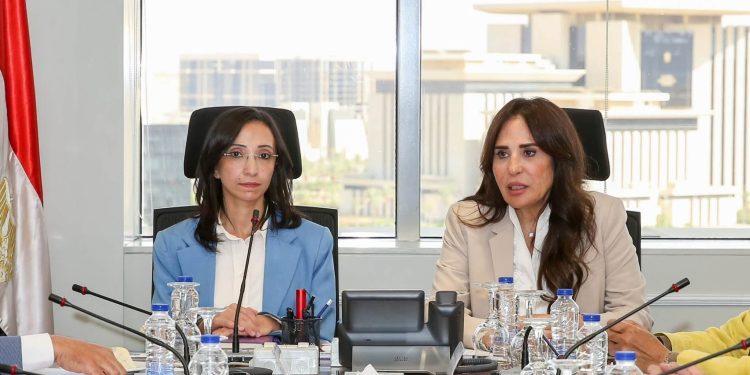 وزيرة الإسكان ومحافظ البحيرة يستعرضان موقف مشروعات مياه الشرب والصرف الصحي
