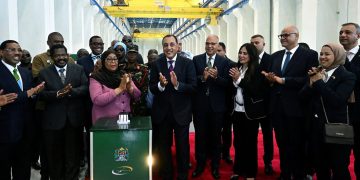 رئيس الوزراء يُشارك رئيسة تنزانيا في جولة تفقدية وإزاحة الستار لتدشين سد جوليوس نيريري