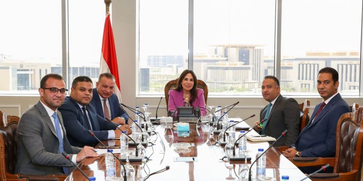 وزيرة الإسكان تستعرض رؤية لتطوير آليات العمل بالهيئة العامة للتنمية السياحية و الاستفادة من الفرص الاستثمارية