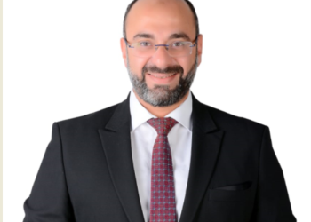 من الصيدلة إلى استشارات التسويق الدولية.. د. مصطفى نوارج يحول 24 عامًا من الخبرة إلى 40 كتابًا وتجربة عابرة لـ22 دولة