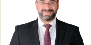 من الصيدلة إلى استشارات التسويق الدولية.. د. مصطفى نوارج يحول 24 عامًا من الخبرة إلى 40 كتابًا وتجربة عابرة لـ22 دولة