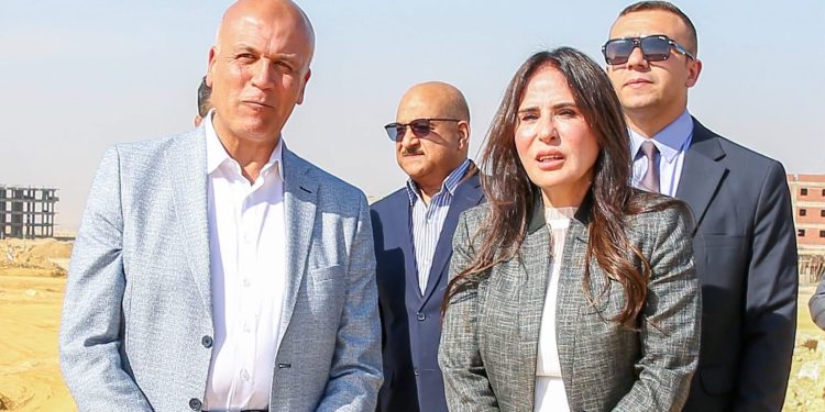 وزيرة الإسكان تشهد تسليم أول ١٠ أفدنة خالية من المخلفات لإتاحتها للتنمية بالقاهرة الجديدة