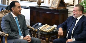 أبرزها التدفقات الدولارية.. رئيس الوزراء يلتقي محافظ البنك المركزي لمتابعة الملفات الاقتصادية