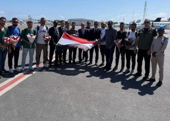 ‏وصول البحارة المصريين المختطفين قبالة سواحل الصومال إلى مقديشو تمهيدًا لعودتهم للقاهرة