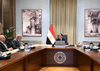 رئيس الوزراء يتابع مع مسئولي شركة “أكوا ” مستجدات التعاون في مشروعات تحلية مياه البحر