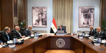 رئيس الوزراء يتابع مع مسئولي شركة “أكوا ” مستجدات التعاون في مشروعات تحلية مياه البحر