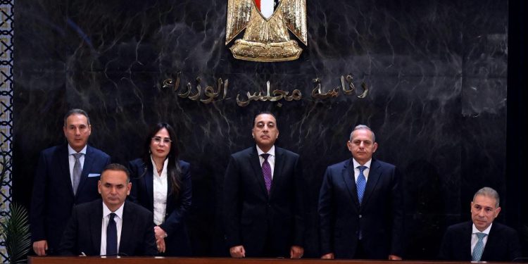 رئيس الوزراء يشهد توقيع عقود شراء “هايد بارك” لقطعة أرض بمساحة 415 فدان