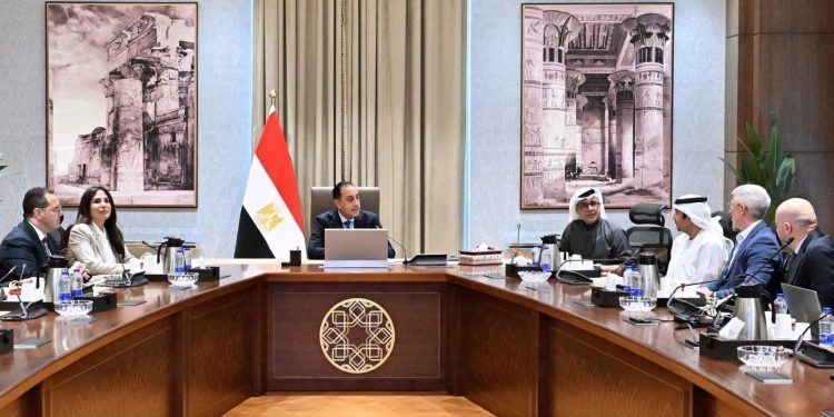 رئيس الوزراء يتابع مستجدات تنفيذ مشروعات مدينة “رأس الحكمة” مع “مدن القالضة” الإماراتية
